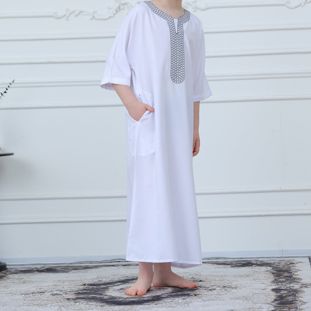 Thobe islamique noir avec bordure géométrique (MKB018)