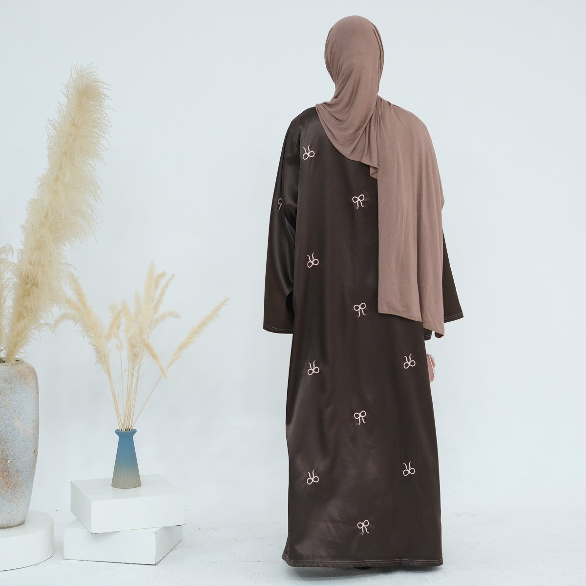 Abaya Ouverte Brillante Brodée avec Nœud (MOA102)
