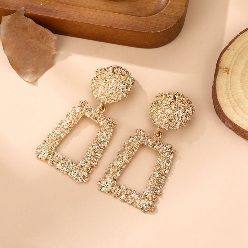 Boucles d'oreilles pendantes trapèze à texture ciselée (MAC322)