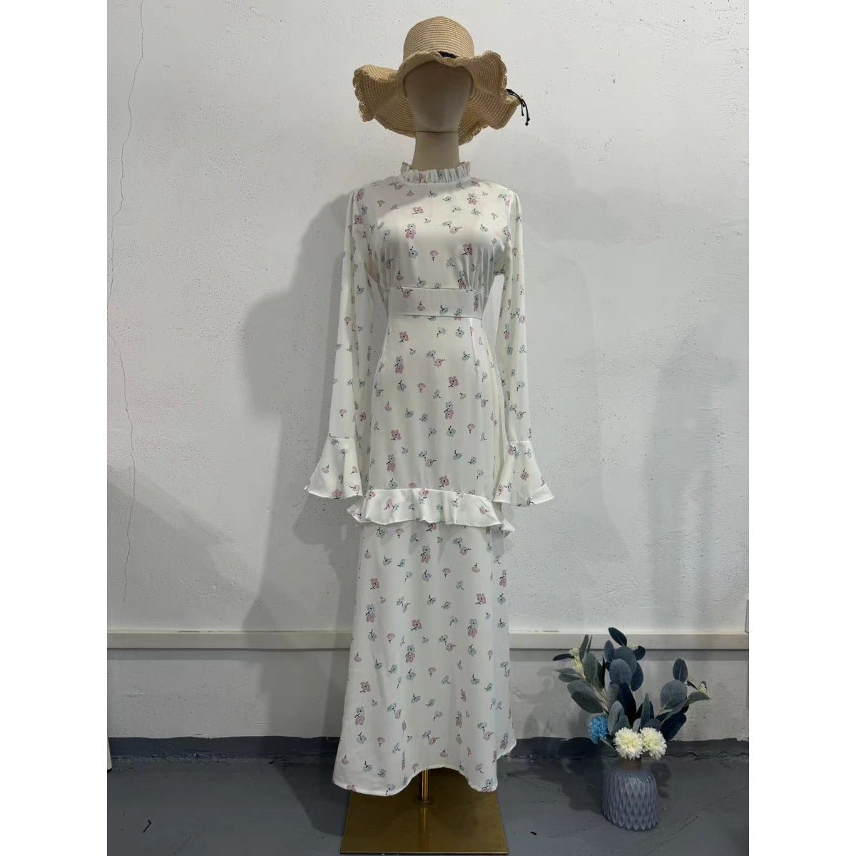 Robe Abaya Maxi Élégante à Manches Cloche et Volants Fleuris Blancs avec Ourlet Cascade (MA226)