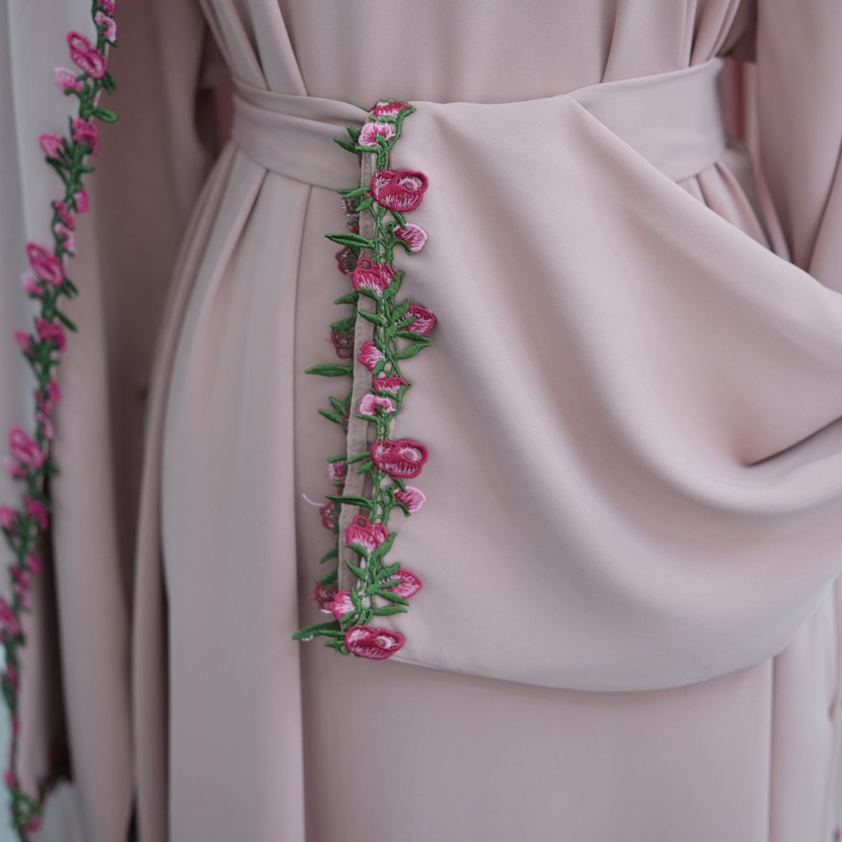 Robe Maxi à Bourgeon de Rose Brodé et Bordure Diagonale(MA455)