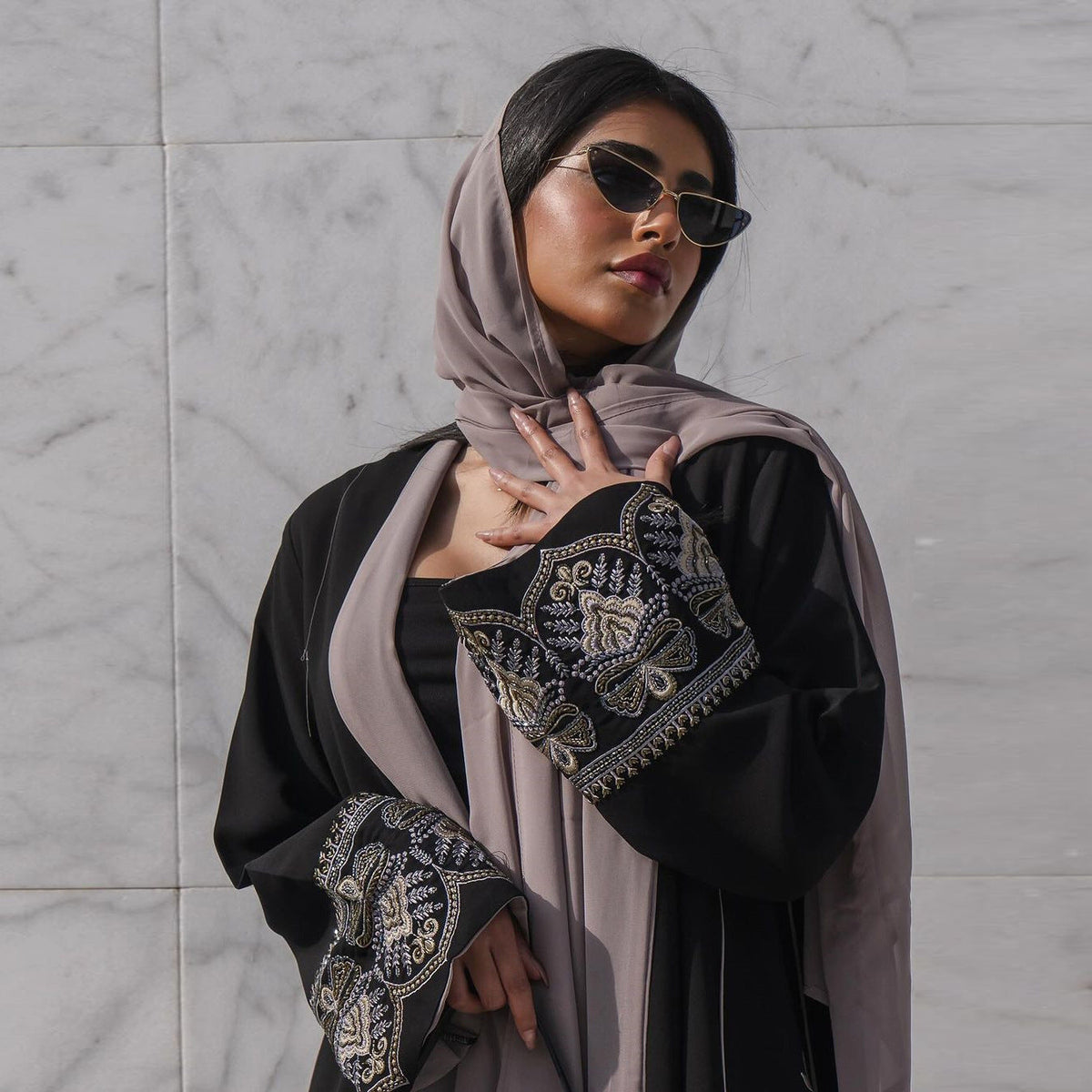 Abaya Ouverte Élégante Brodée (MOA062)
