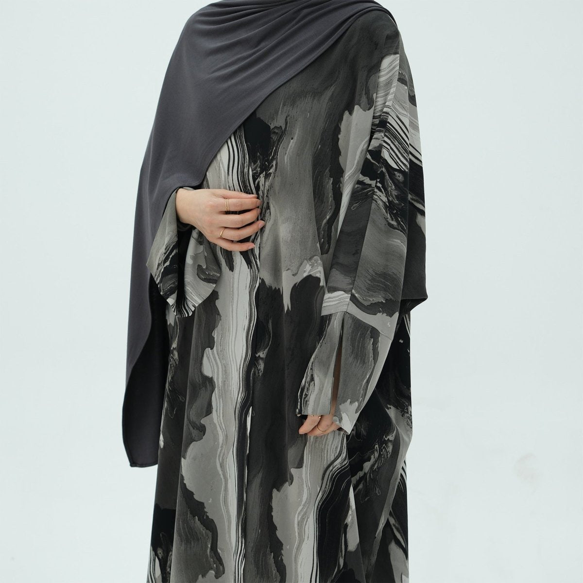 Cardigan Abaya imprimé élégant, motifs floraux géométriques artistiques, mode islamique modeste (MOA154)