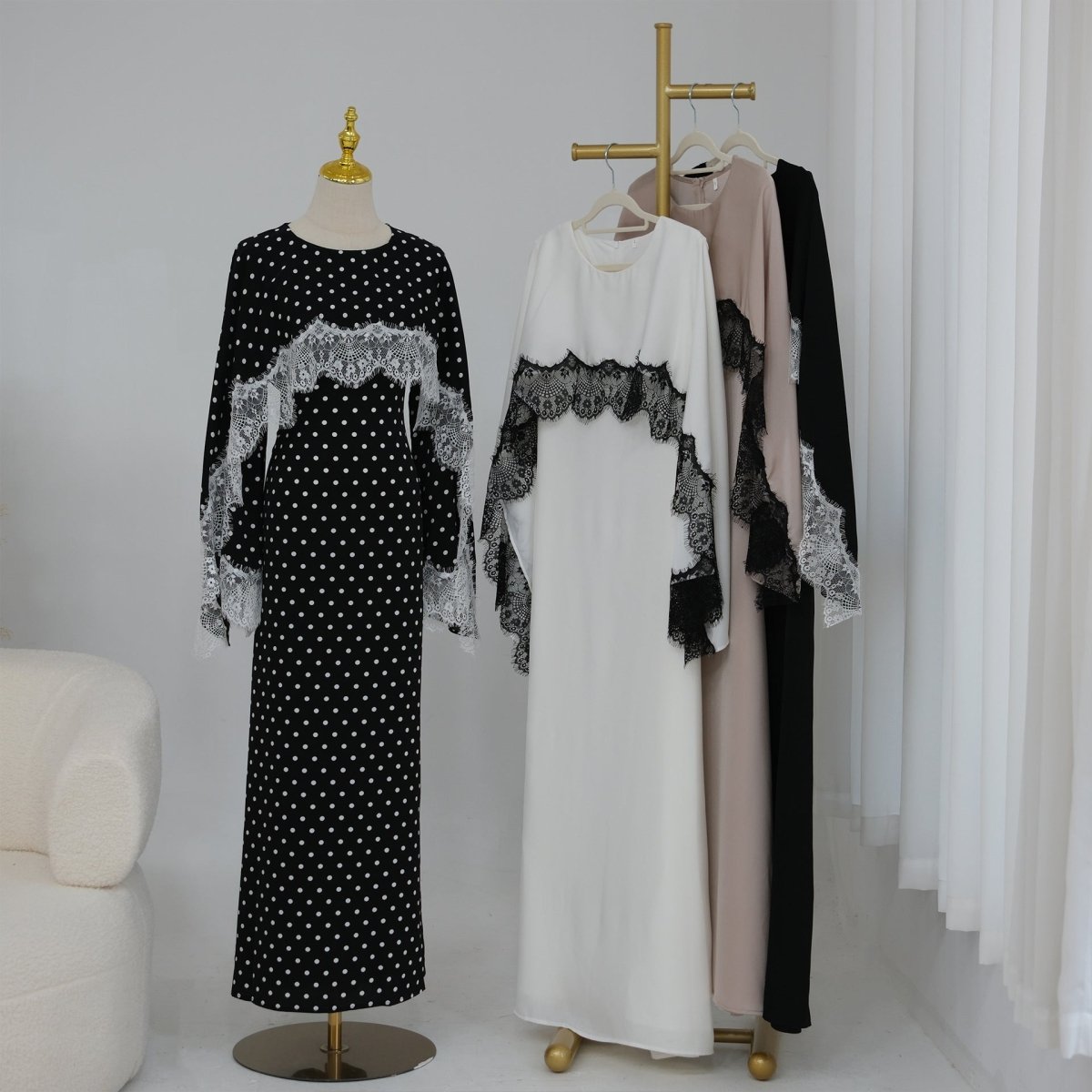 Robe Maxi en Satin avec Empiècement en Dentelle et Cape Fixe (MS438)