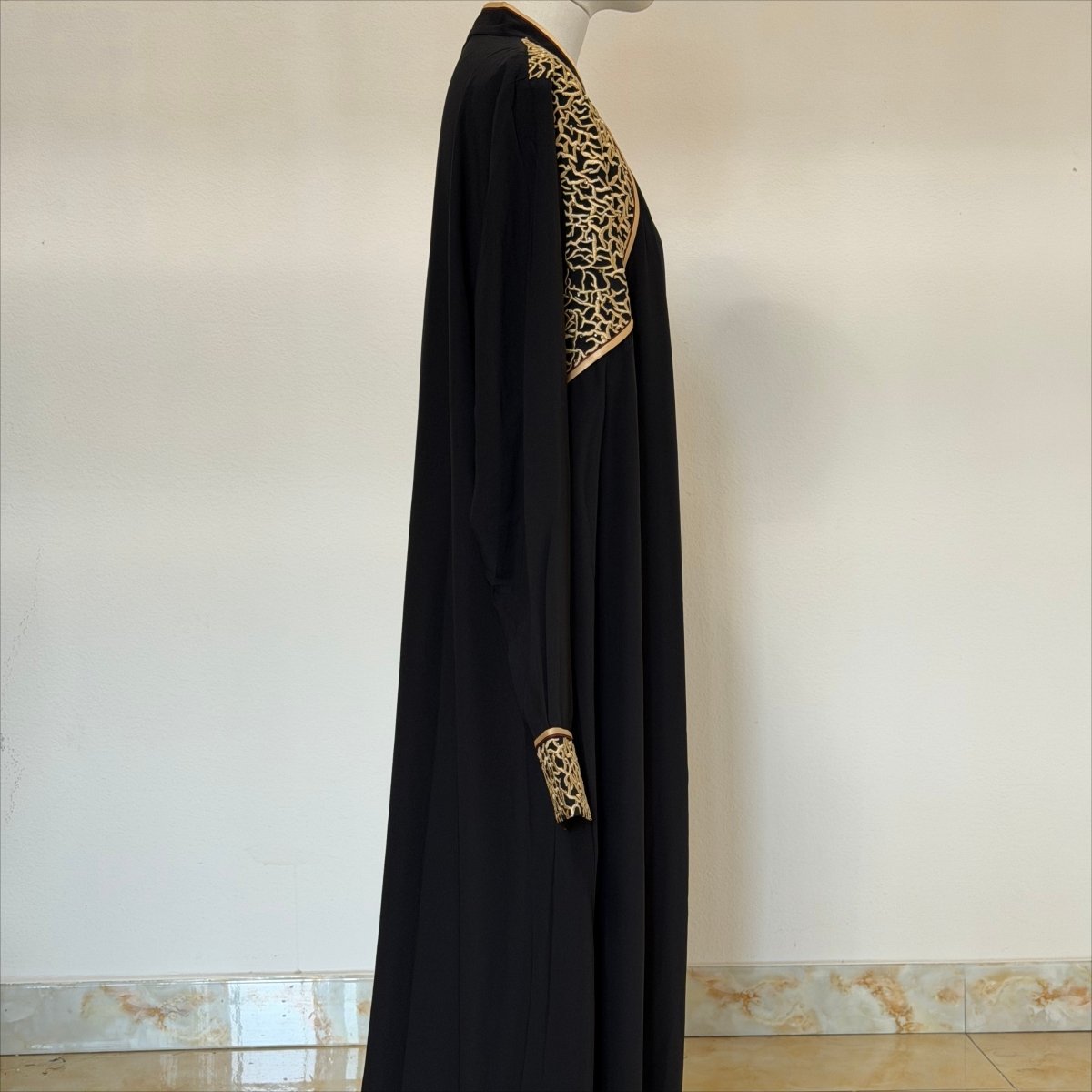Pièce d'Archive Abaya Ouvert Noire Broderie Corde Or - MP061 (Taille XL Uniquement)