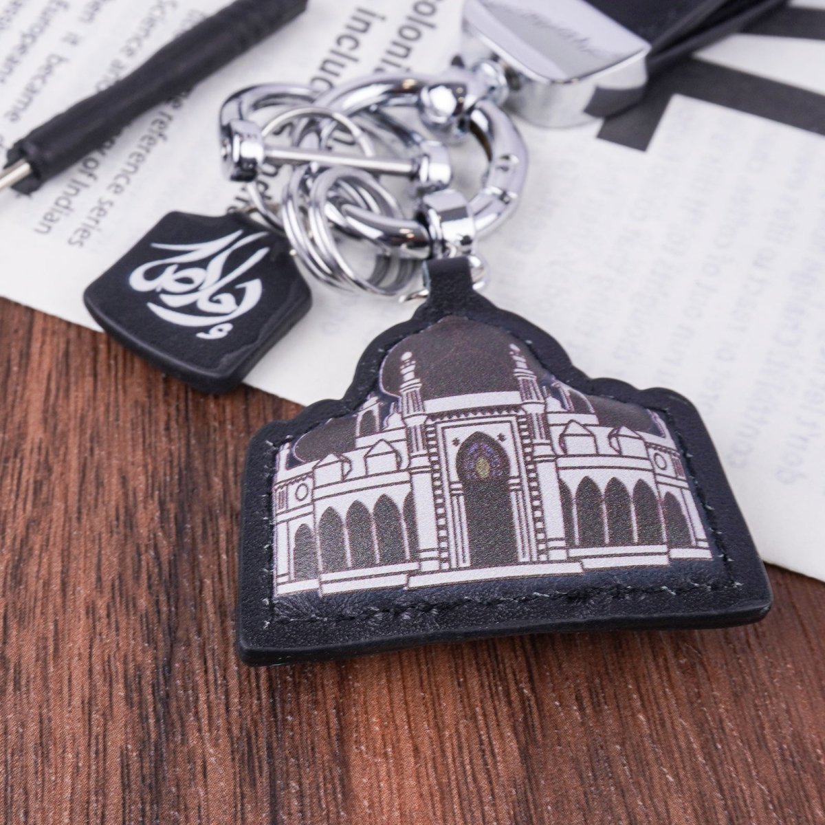 Porte-clés en cuir islamique avec calligraphie arabe et pendentif mosquée - Porte-clés en peau de mouton (MAC284)