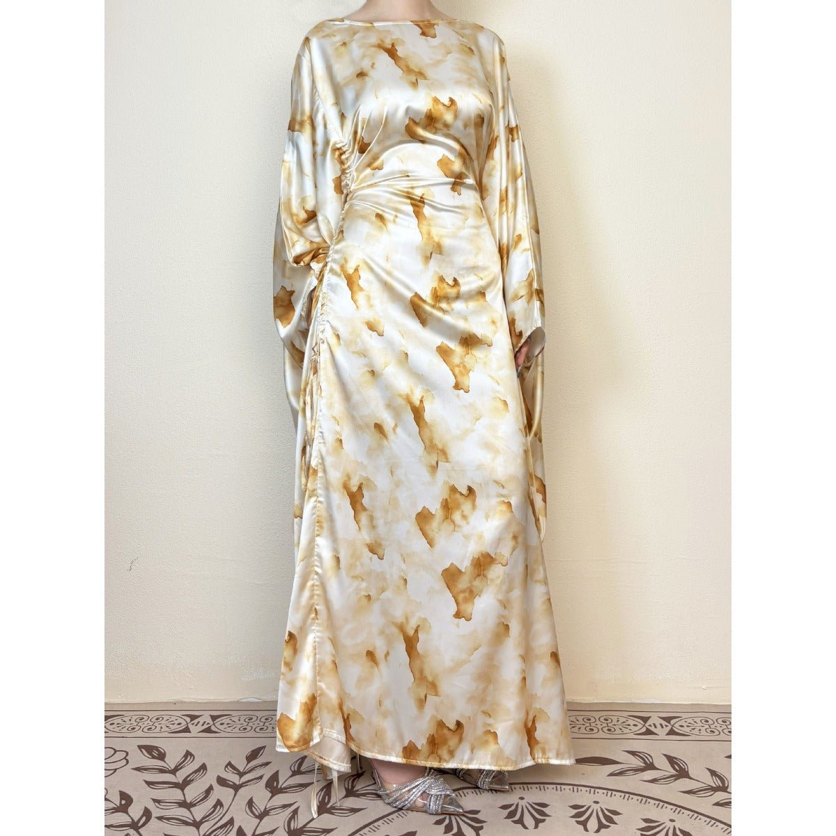 Robe Satinée Imprimé Marbre Doré | Maxi à Manches Évasées et Taille Ajustable à Cordon (MA244)