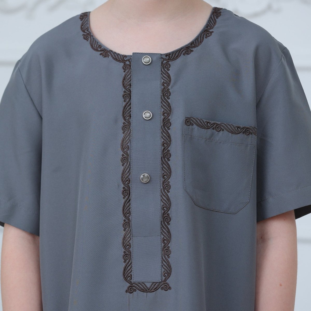 Qamis brodé pour garçon avec poches latérales (MKB031)