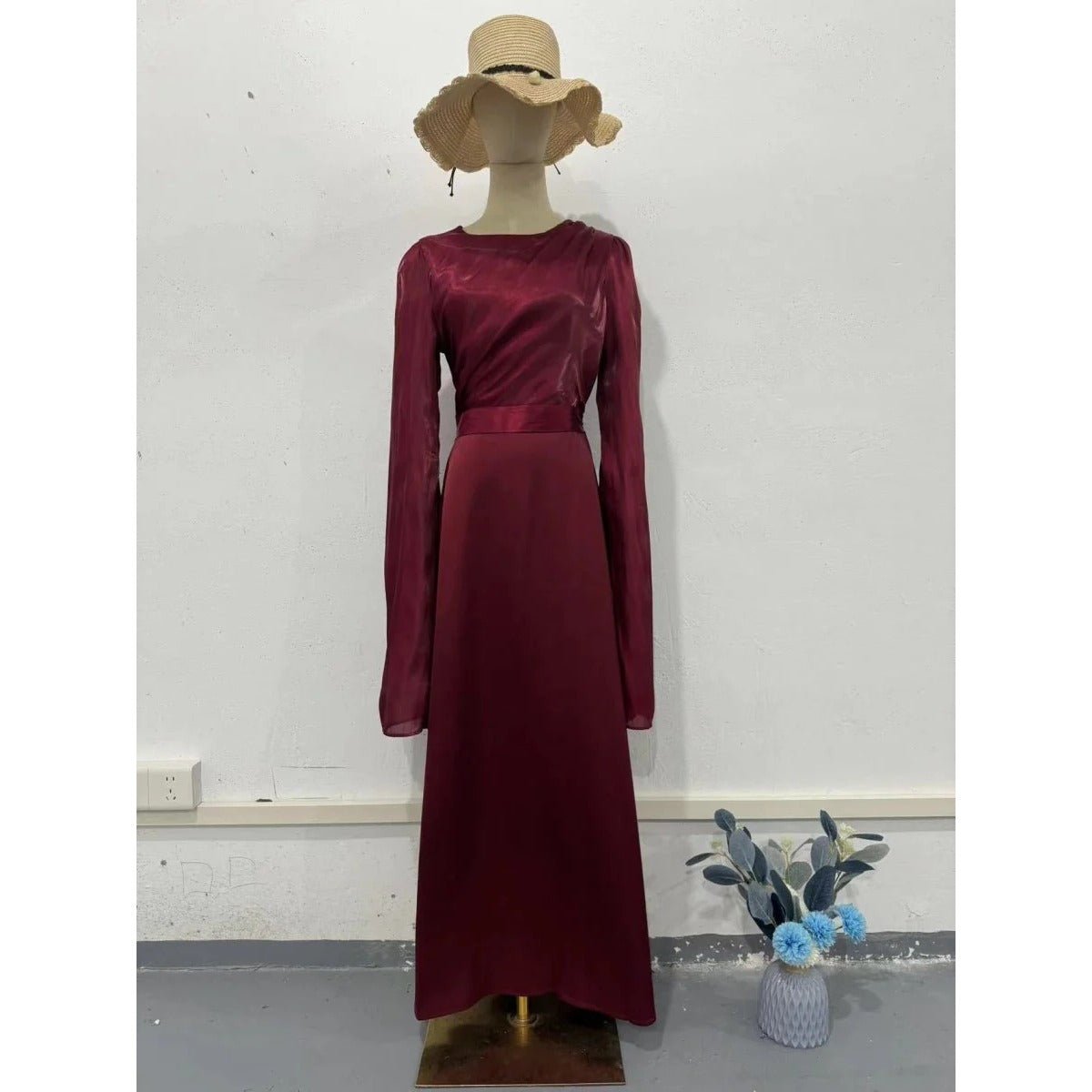 Robe d'été élégante en satin, coupe ajustée, avec manches à pendentif en fil de verre (MA161)