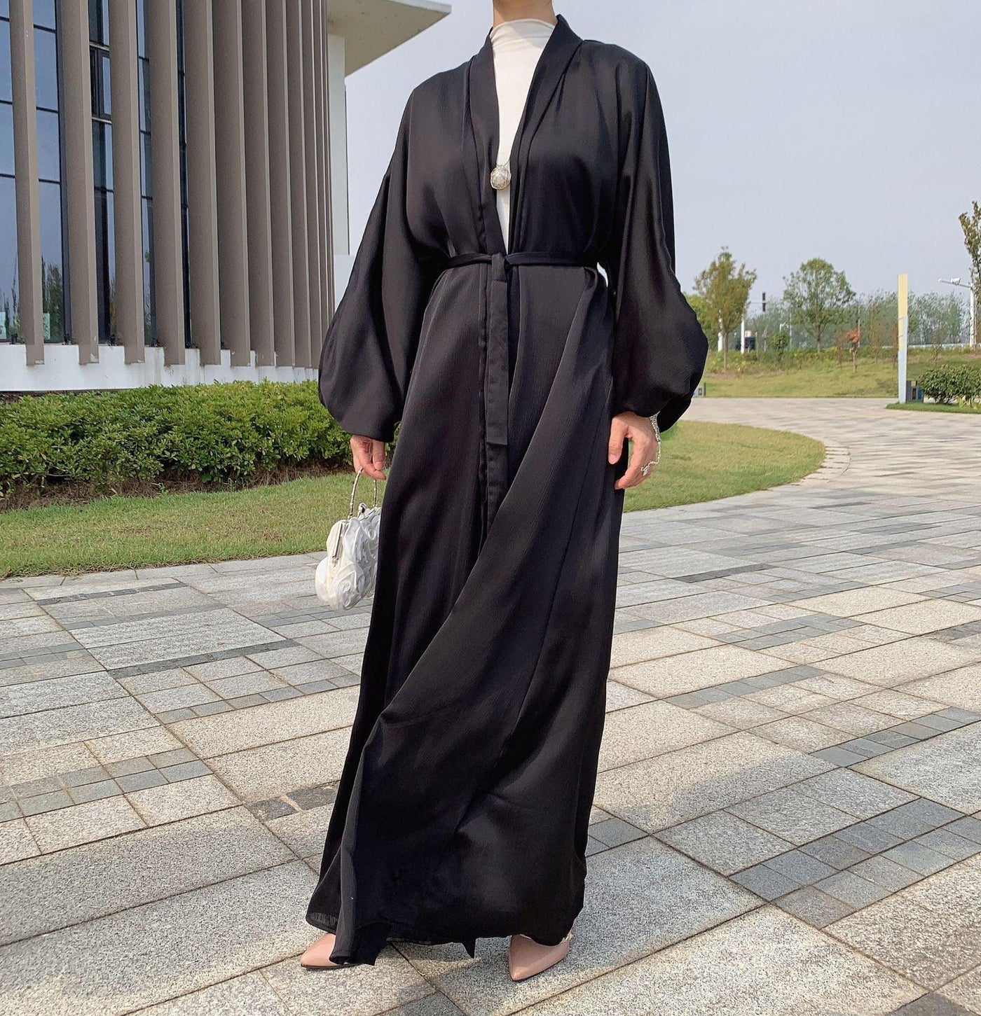 Abaya Ouverte en Satin à Manches Froncées (MOA048)