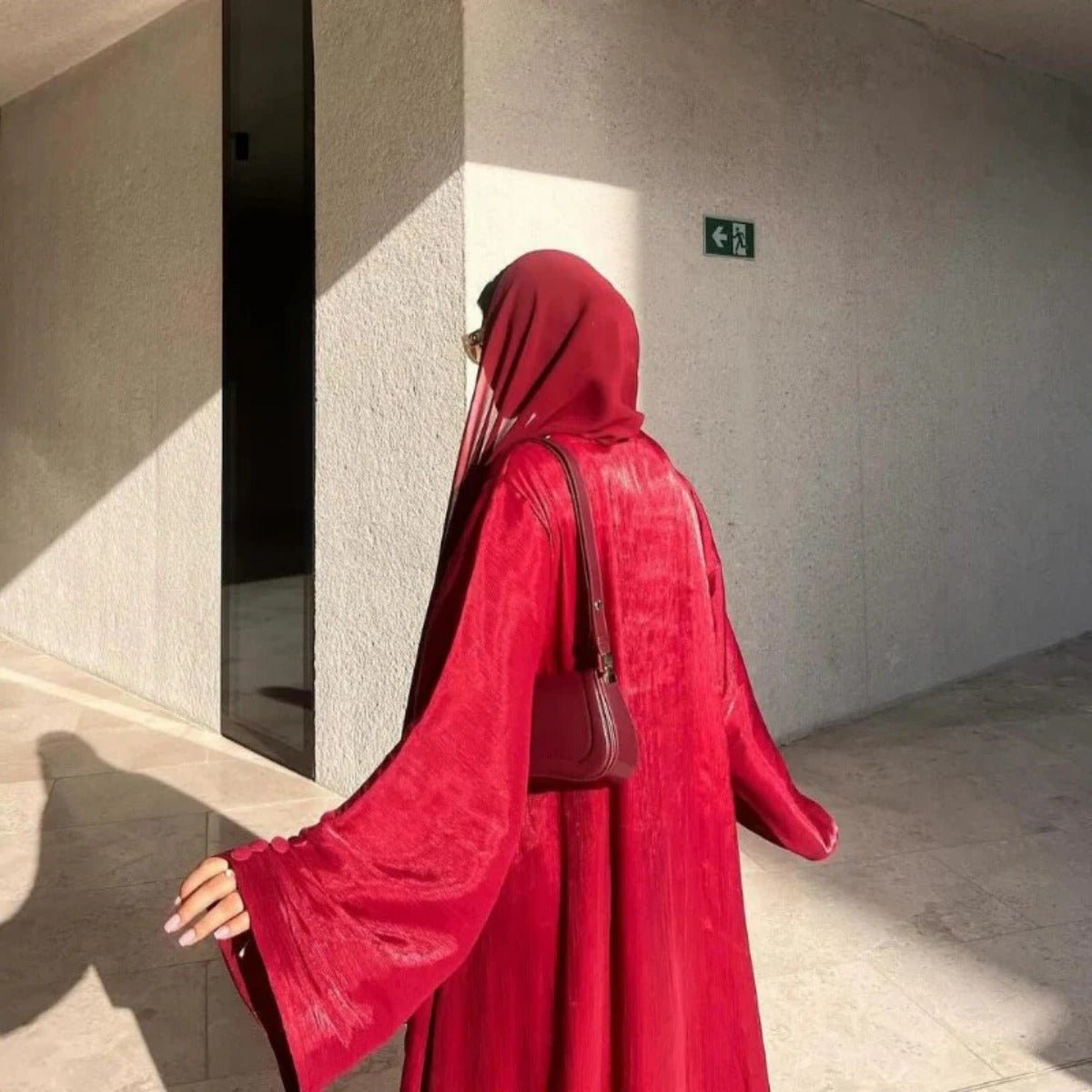 Abaya Ouverte en Satin Brillant | Abaya Brillante à Manches Volantes (MOA141)