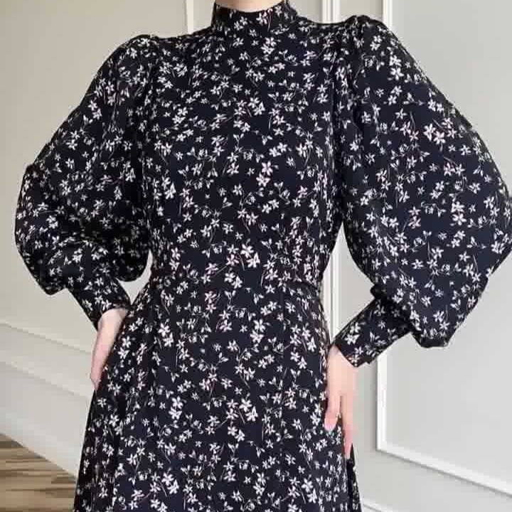 Robe Maxi en Satin Fleuri Printanier | Robe à Col Montant et Manches Bouffantes avec Ceinture Ajustable - Imprimé Botanique Bleu et Blanc (MA236)