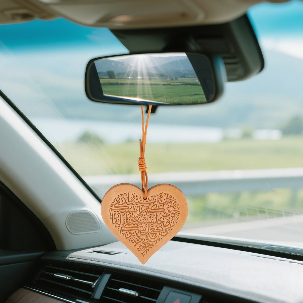 Suspension de rétroviseur islamique artisanale | Ornement de voiture islamique en cuir premium avec motif géométrique (MAC260)