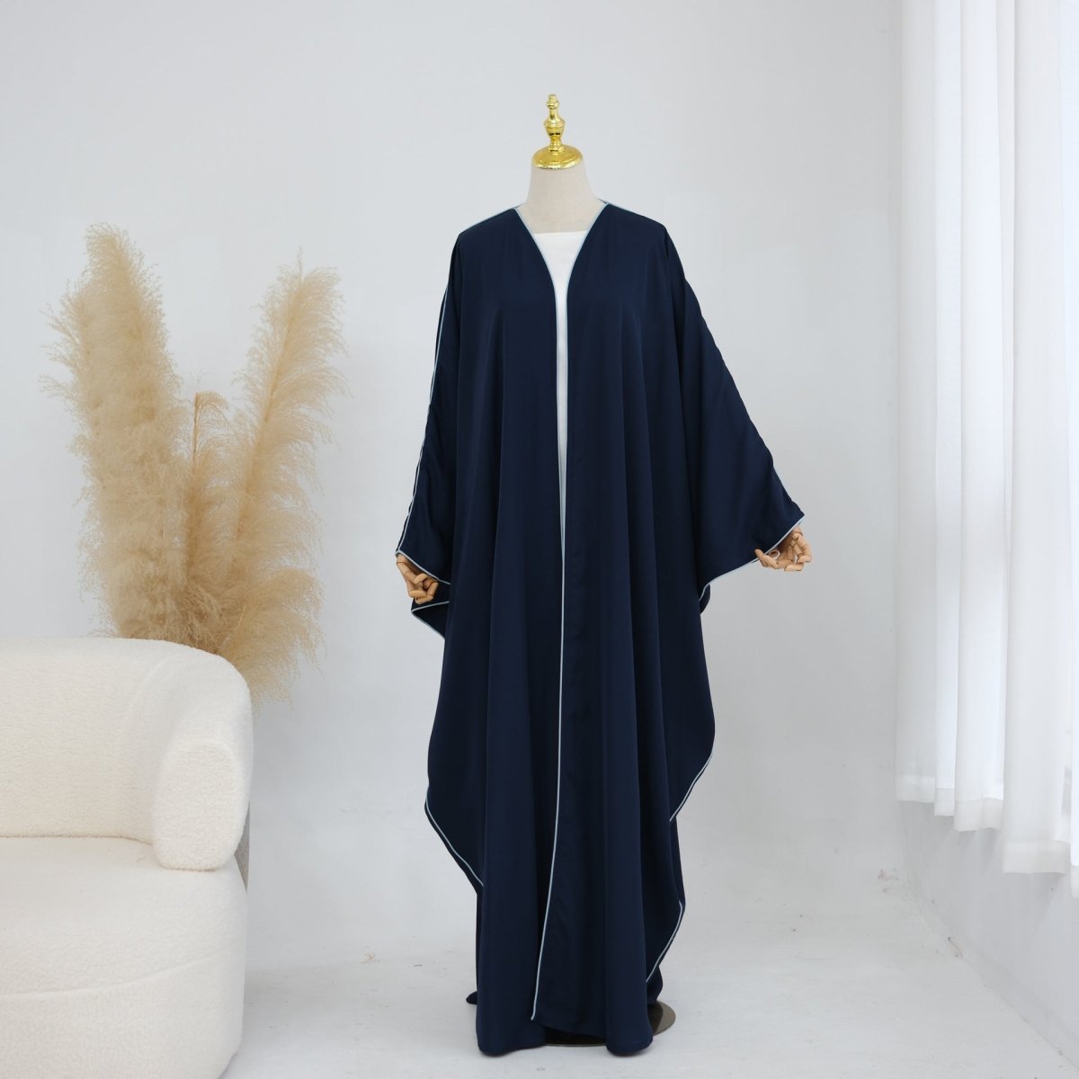 Abaya ouverte manches chauve-souris avec liseré contrastant (MOA325)