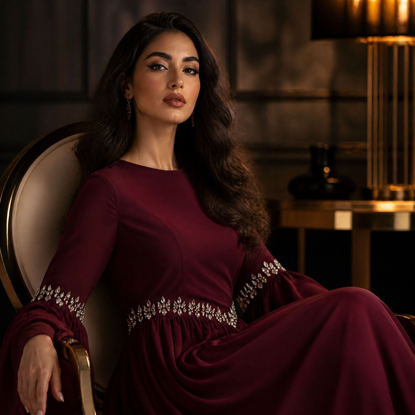 Robe Maxi Taille et Poignets Ornés de Strass avec Manches Évasées (MS513)