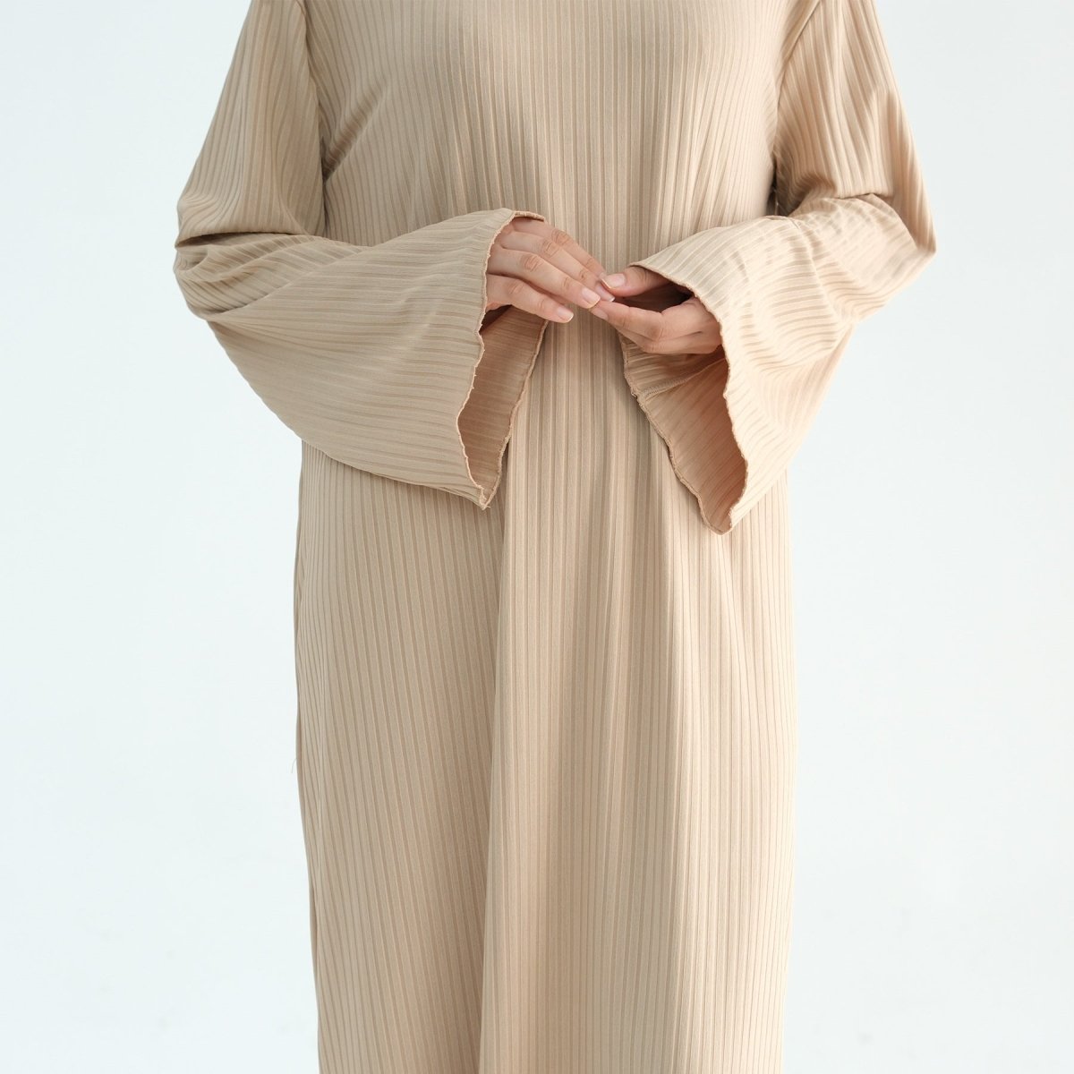 Abaya unie à col montant avec impression sous les bras (MA118)