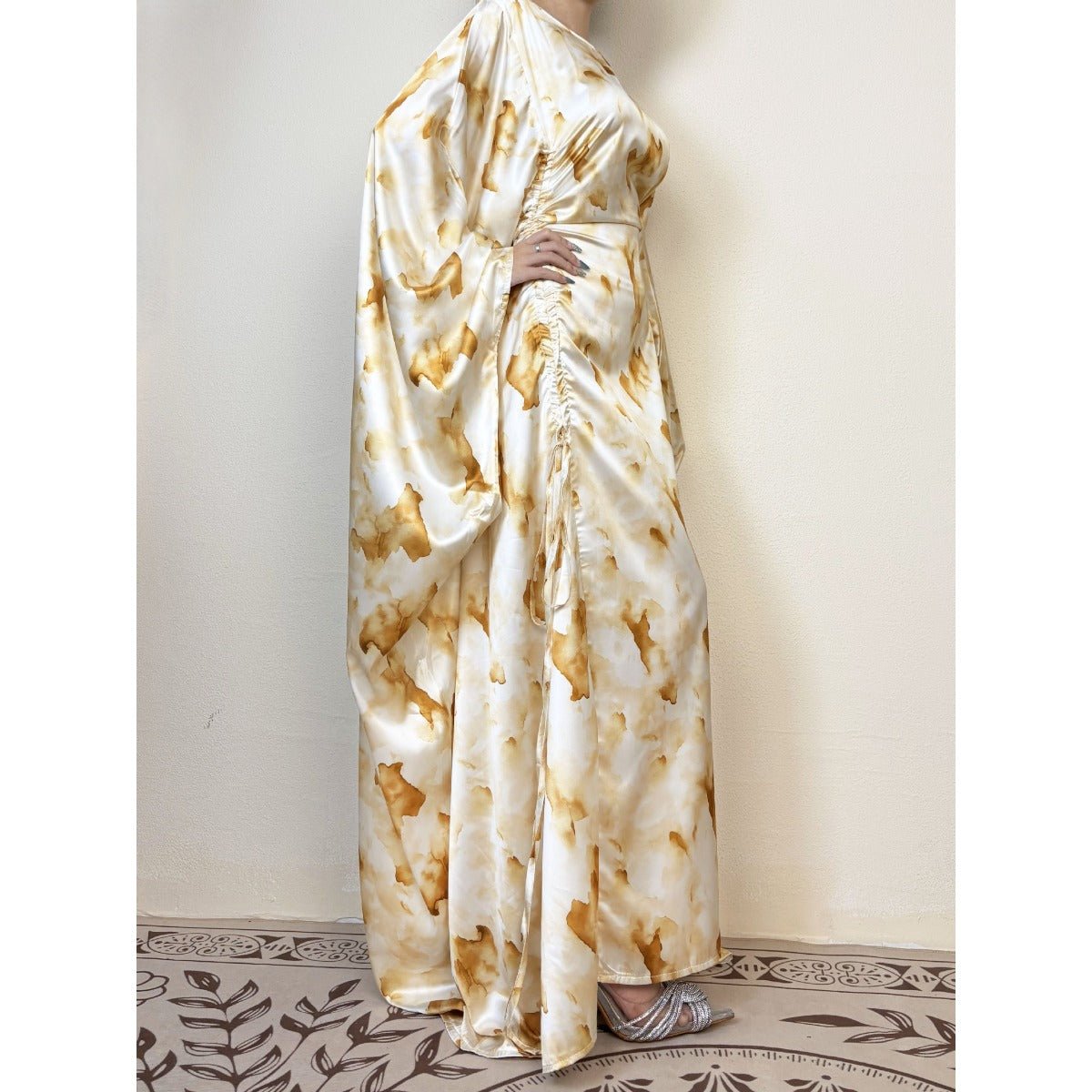 Robe Satinée Imprimé Marbre Doré | Maxi à Manches Évasées et Taille Ajustable à Cordon (MA244)