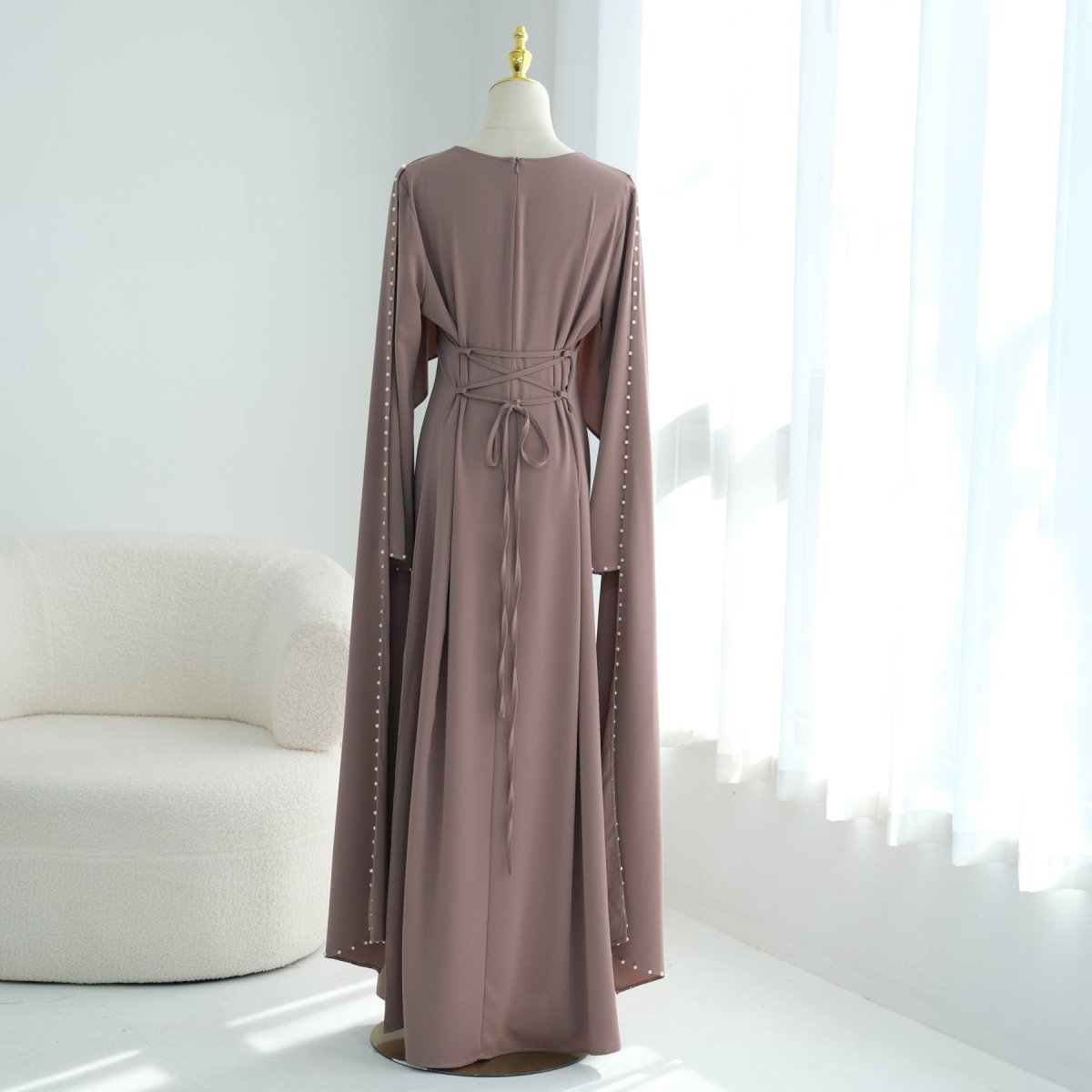 Robe Maxi Nida à Manches Cape et Perles Brodées à la Main (MS439)