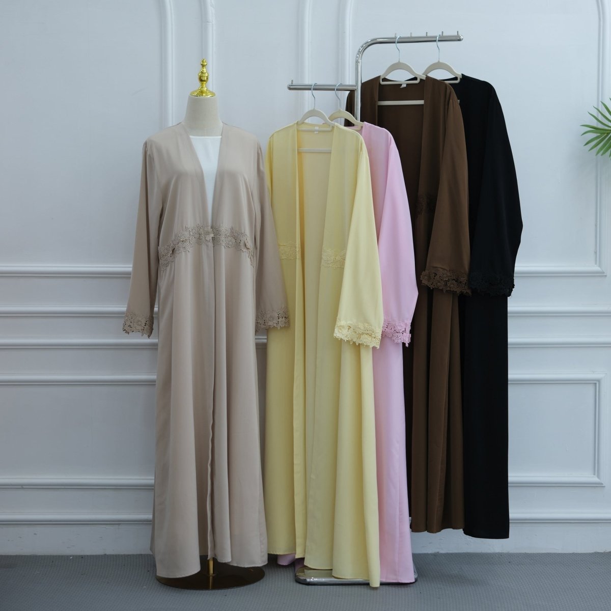 Abaya ouverte à bordure de dentelle florale 3D (MOA336)
