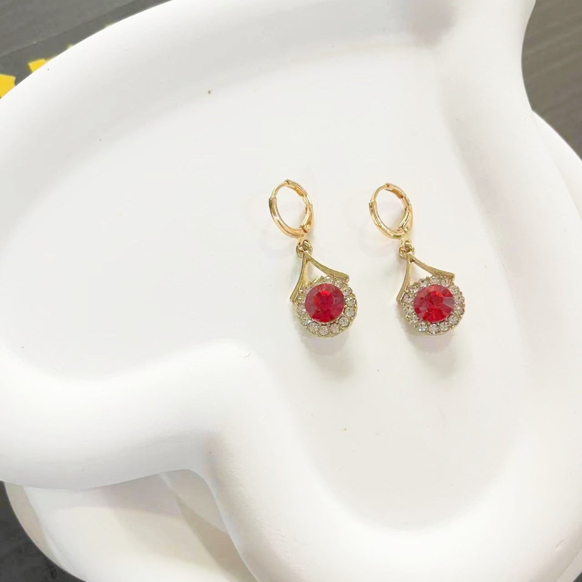 Boucles d'oreilles pendantes élégantes et scintillantes en strass (MAC324)
