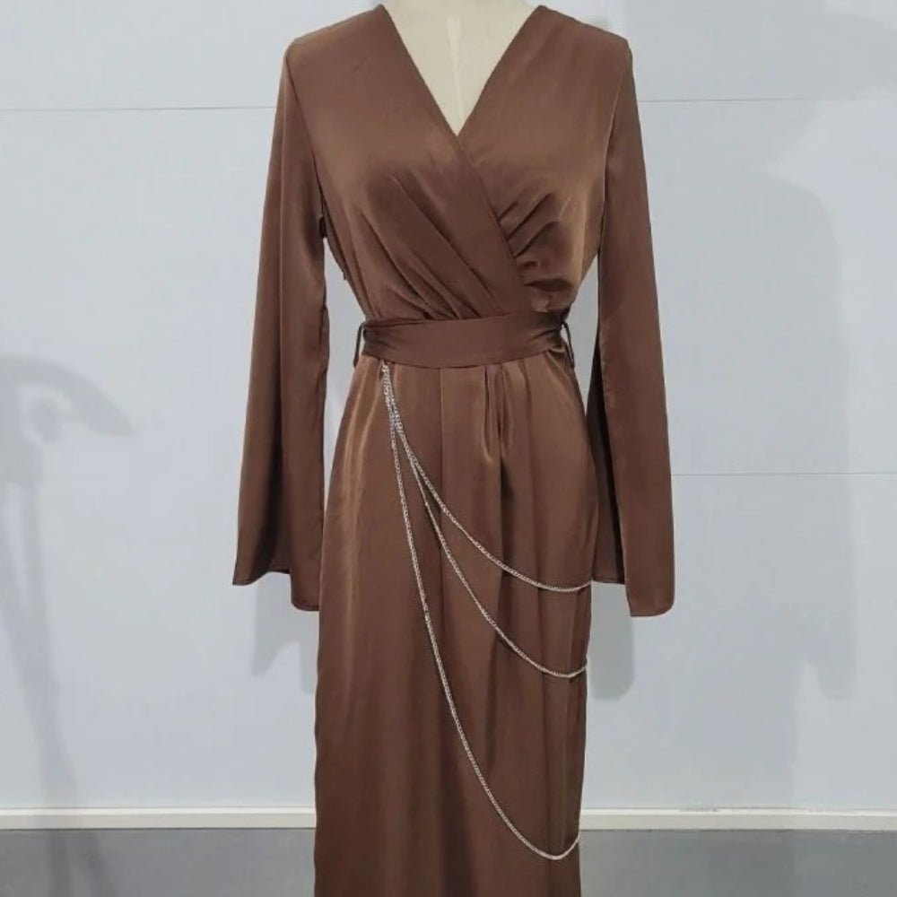 Robe Abaya Maxi Élégante en Satin avec Chaînes de Taille, Col en V, Manches Longues, Couleur Unie (MA204)
