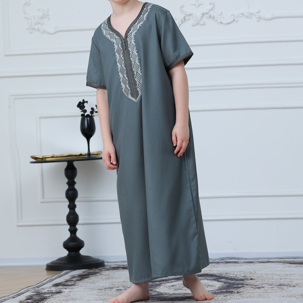 Qamis brodé pour garçon avec fermeture zippée (MKB012)