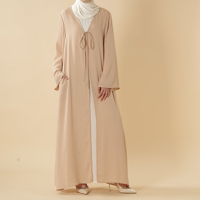 Abaya essentielle Zoom, ouverte devant avec fermeture à nouer et poches (MOA309)