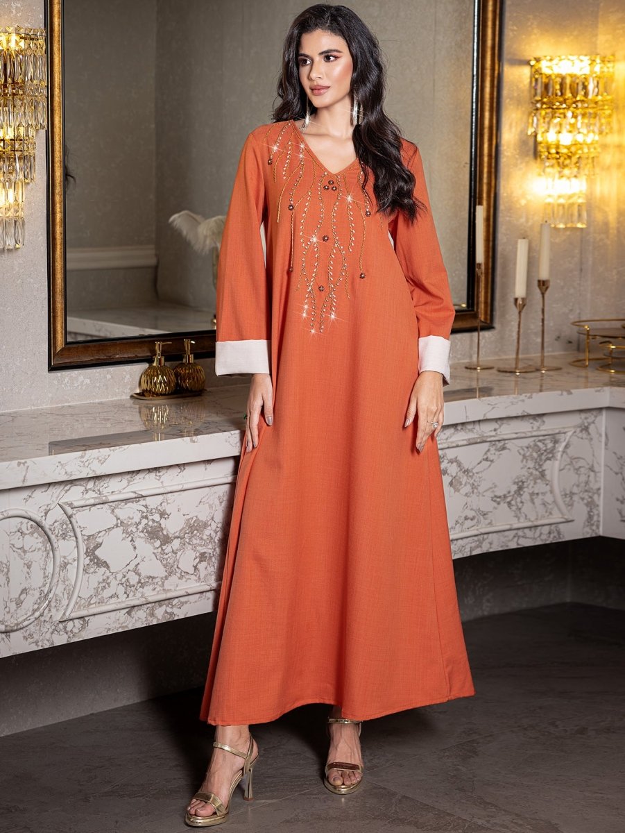 Élégante robe Abaya orange à col en V, coupe ample, ornée de strass et perles cousus à la main, avec poignets contrastants (MA191)