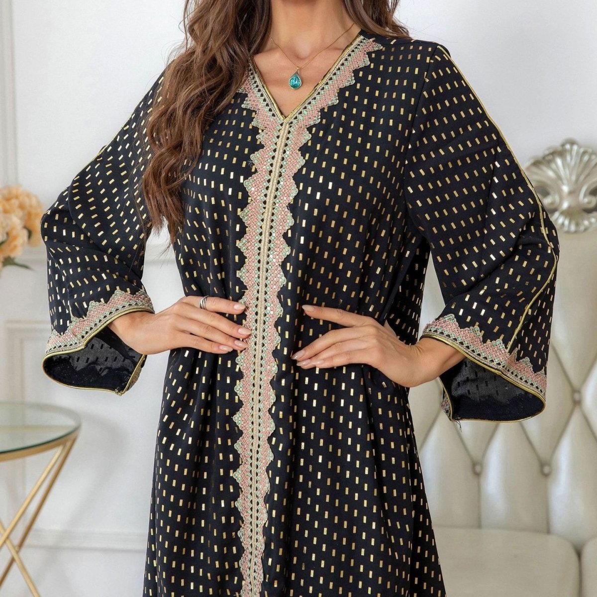 Abaya en dentelle brodée avec finition métallique (MA367)