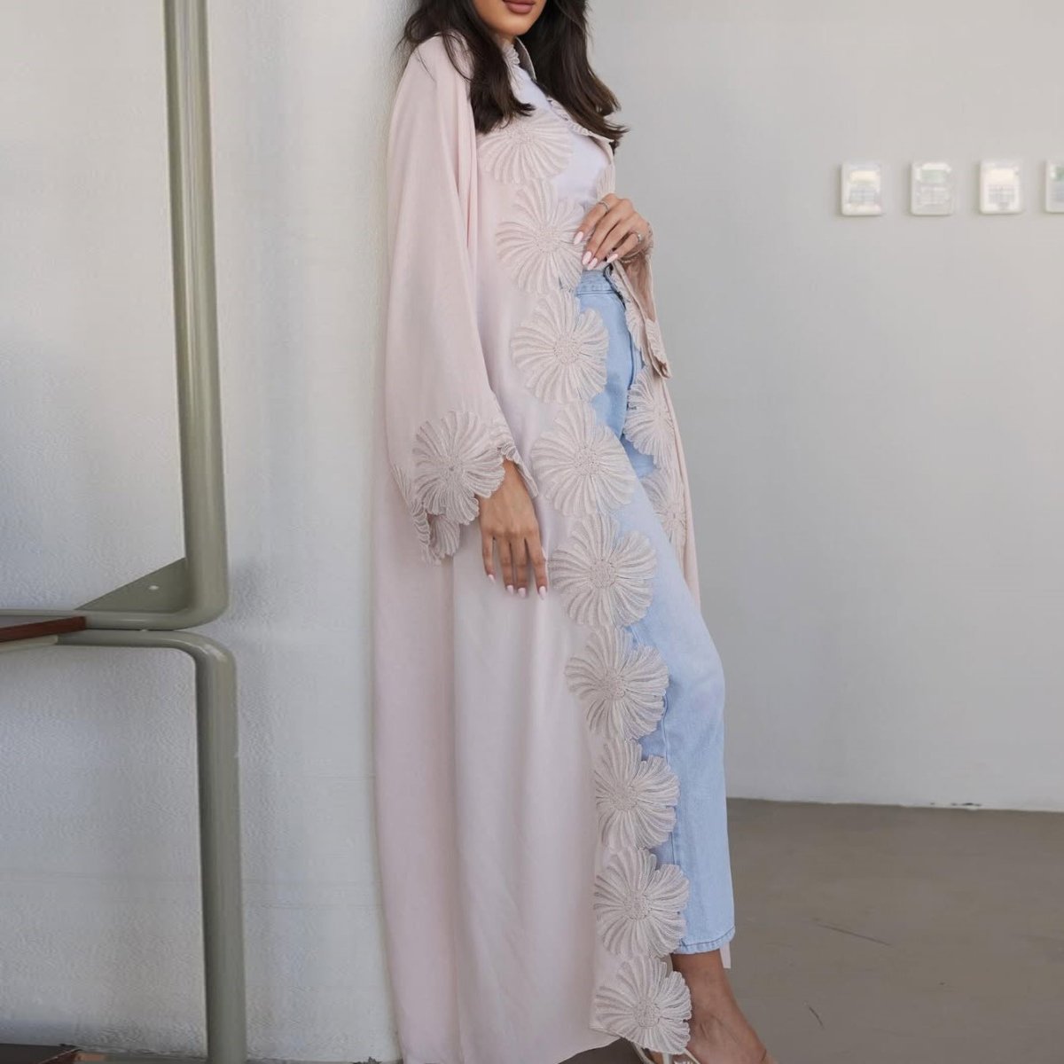 Abaya Ouverte à Applique Florale (MOA286)