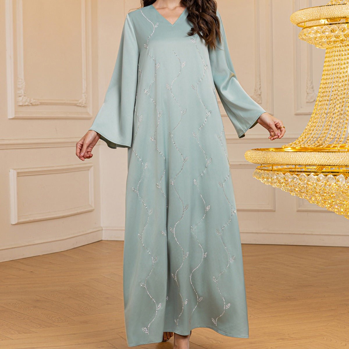 Robe de soirée en satin texturé de luxe ornée de diamants – Robe haut de gamme col en V avec manches évasées (MA276)