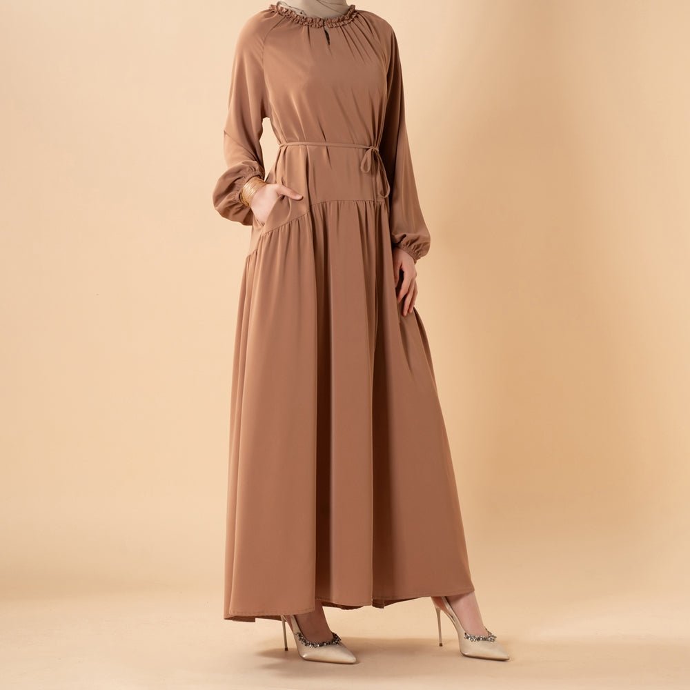 Robe maxi plissée coupe décontractée avec finition volantée et ceinture nouée (MA424)