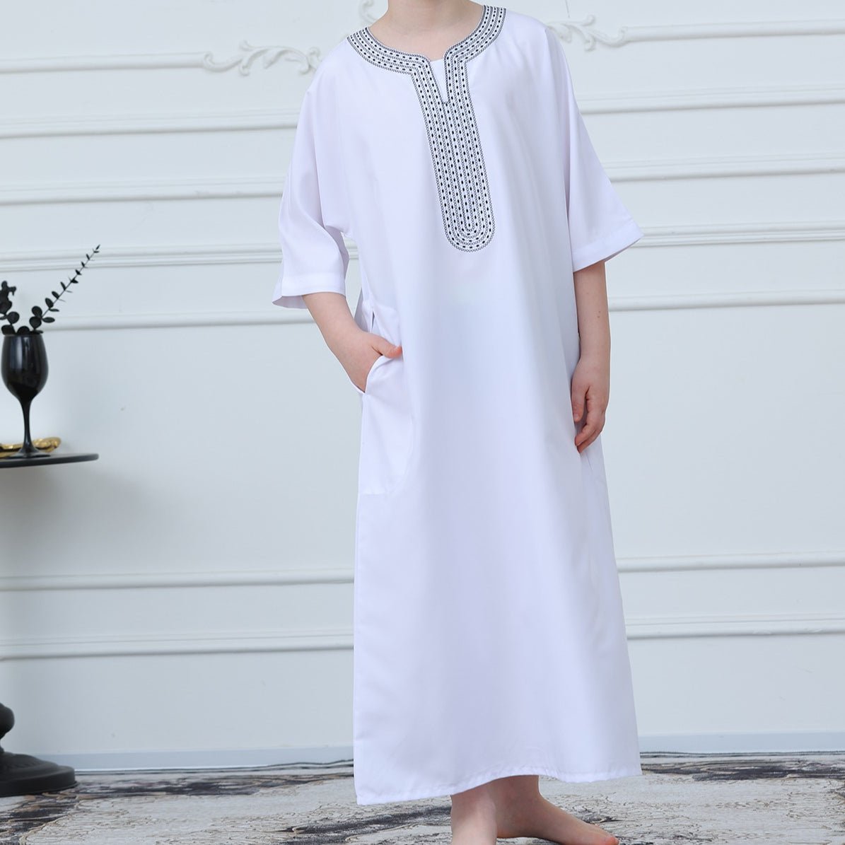 Thobe islamique noir avec bordure géométrique (MKB018)