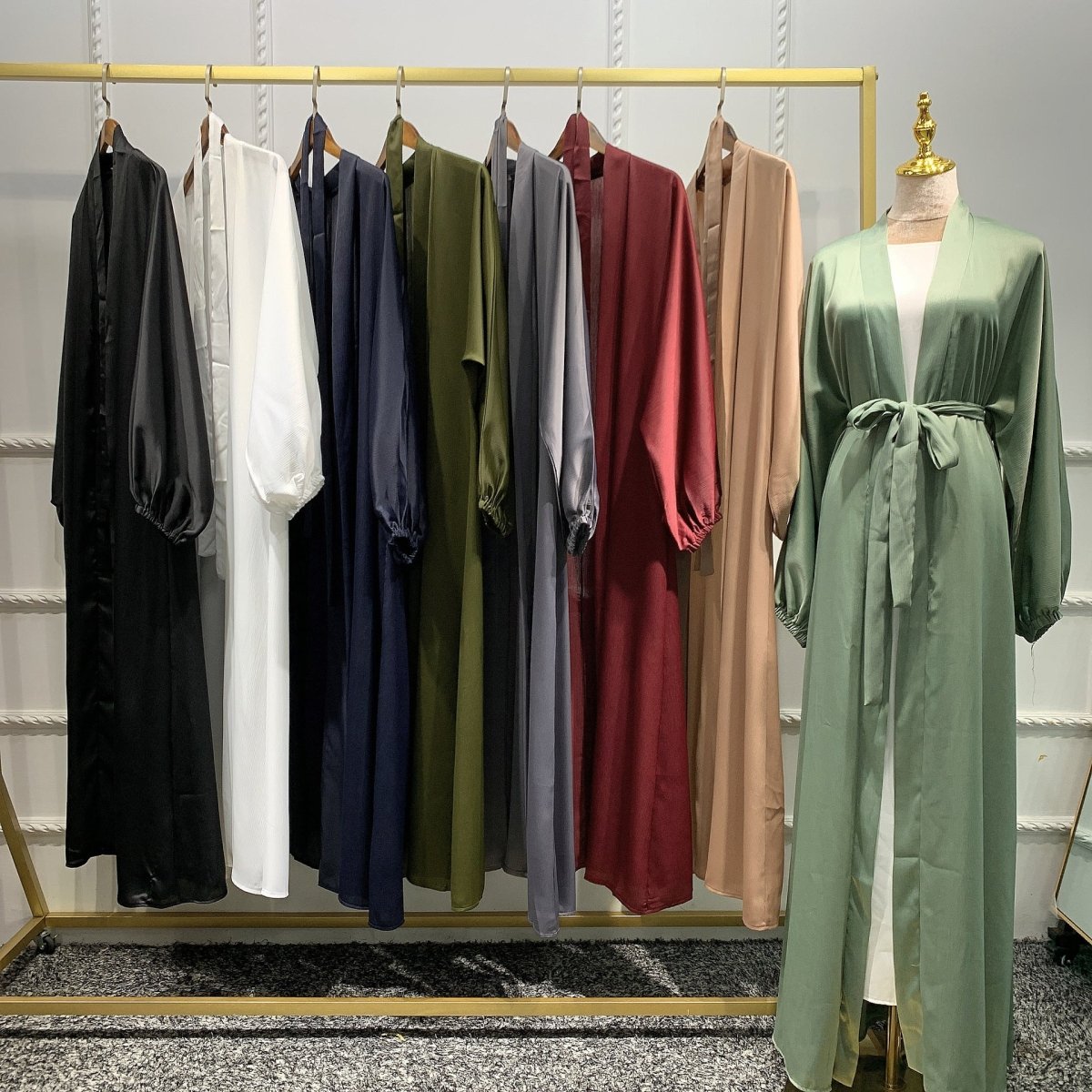 Abaya Ouverte en Satin à Manches Froncées (MOA048)