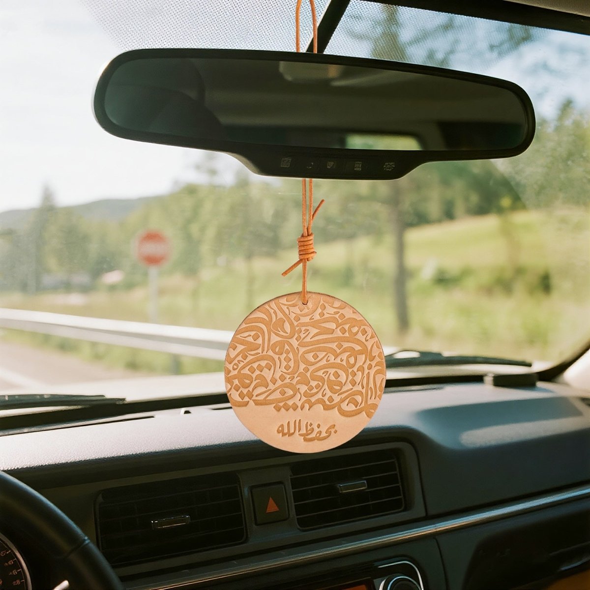 Suspension de rétroviseur islamique artisanale | Ornement de voiture islamique en cuir premium avec motif géométrique (MAC260)