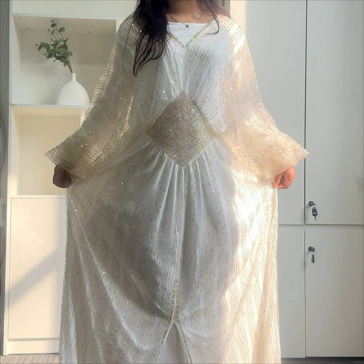 Abaya élégante ornée de cristaux à taille marquée (MA391)