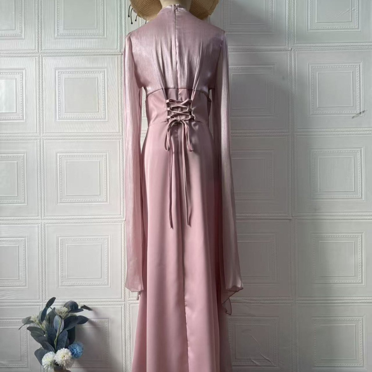 Robe en satin avec dos corset et manches cape (MS344)