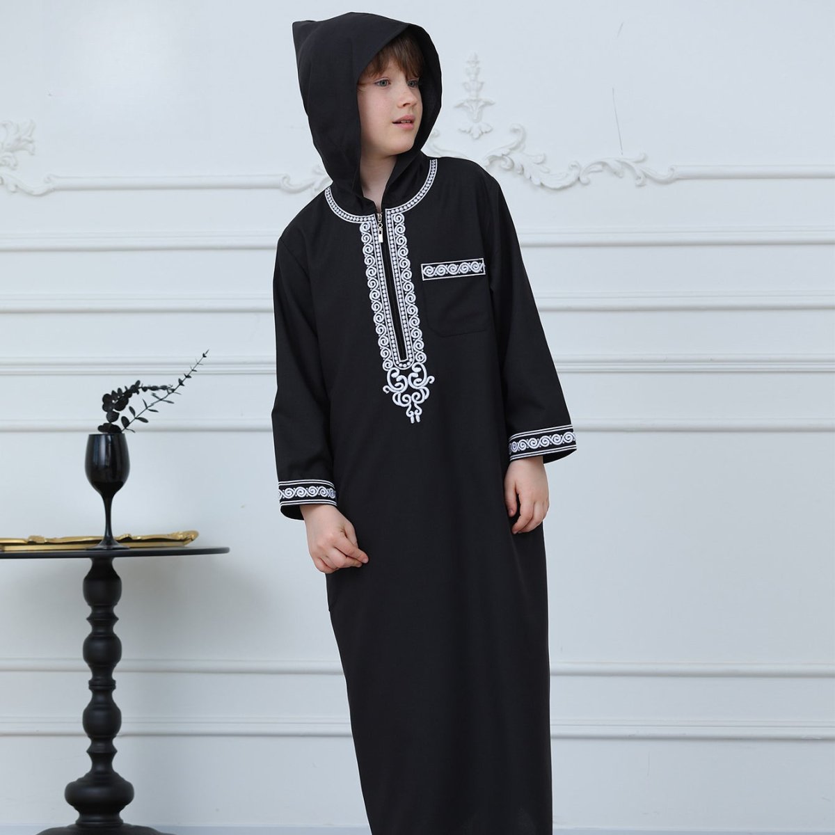 Thobe brodé à capuche pour garçons avec poches (MKB010)