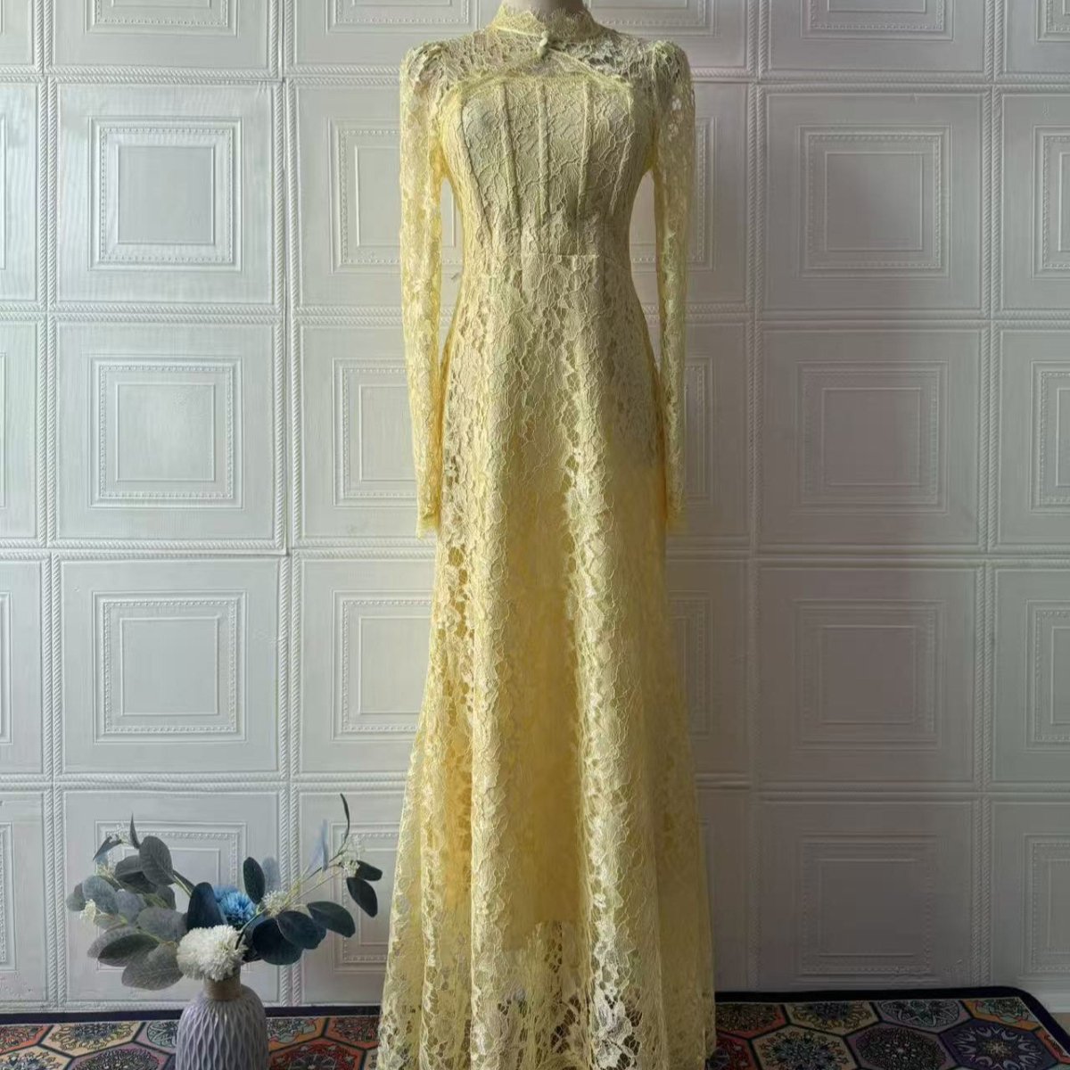 Robe de luxe en dentelle avec manches évasées (MS339)