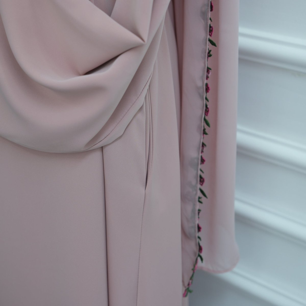 Robe Maxi à Bourgeon de Rose Brodé et Bordure Diagonale(MA455)