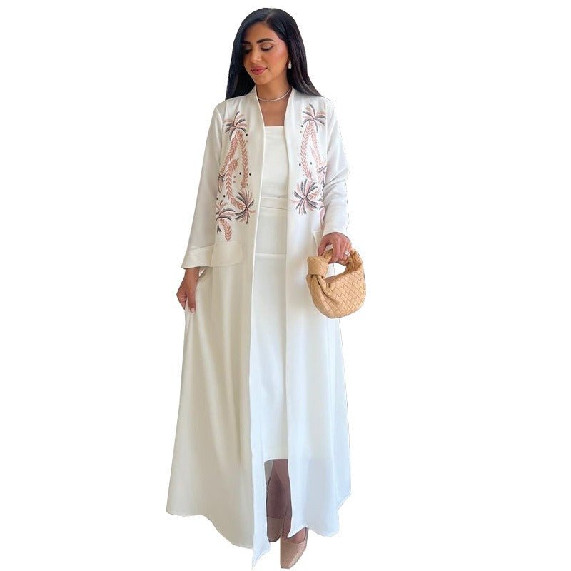 Abaya en tissu soie glacée froissée brodée à col en V (MOA234)
