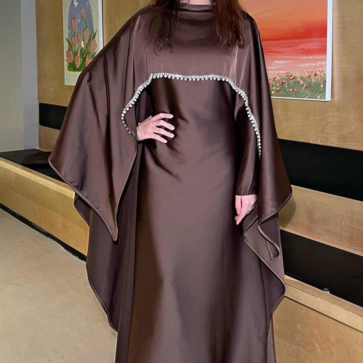 Abaya élégante en satin avec cape en strass | Robe de soirée modeste luxueuse (MA327)