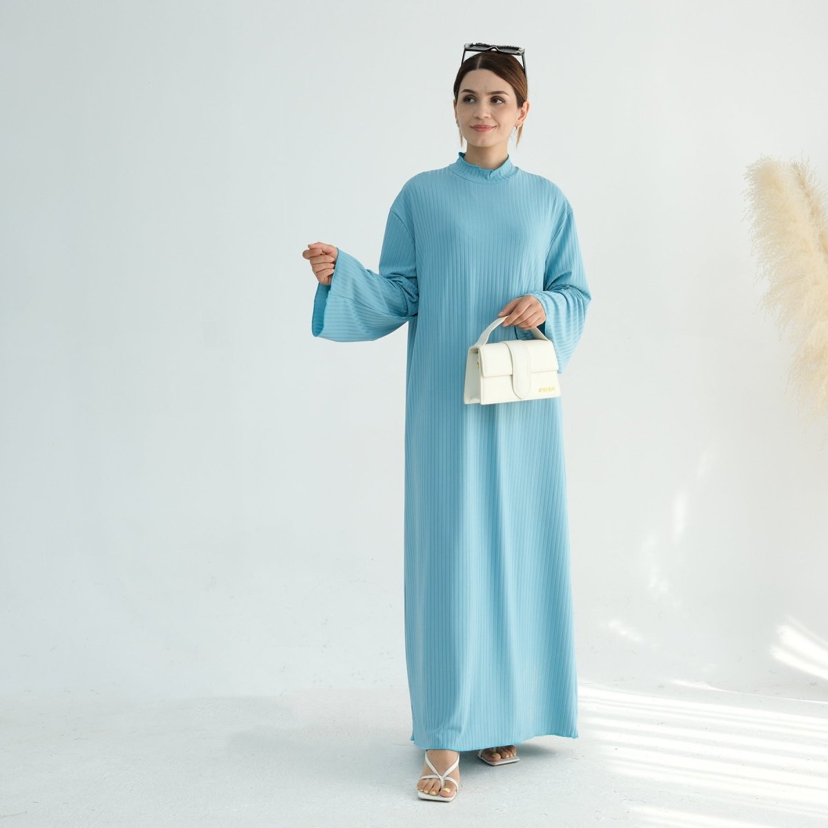Abaya unie à col montant avec impression sous les bras (MA118)