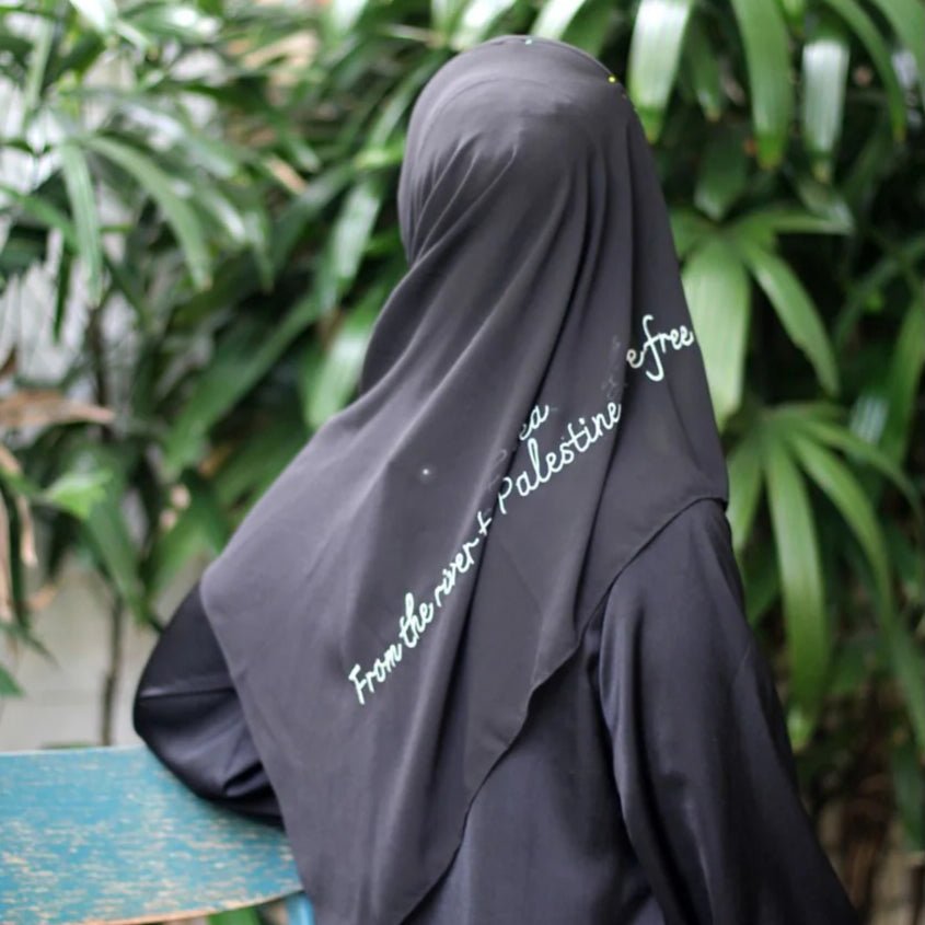 Hijab en mousseline Free Palestine – Foulard engagé avec motif de lettres arabes (UKMH107)