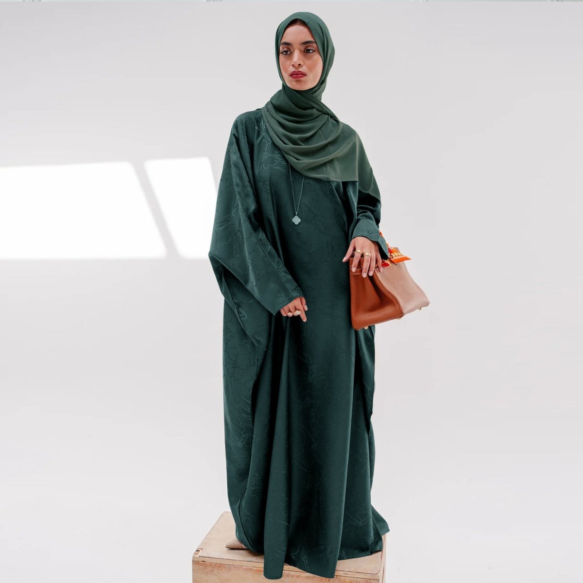 Abaya en satin tissé jacquard 3D (MA138)