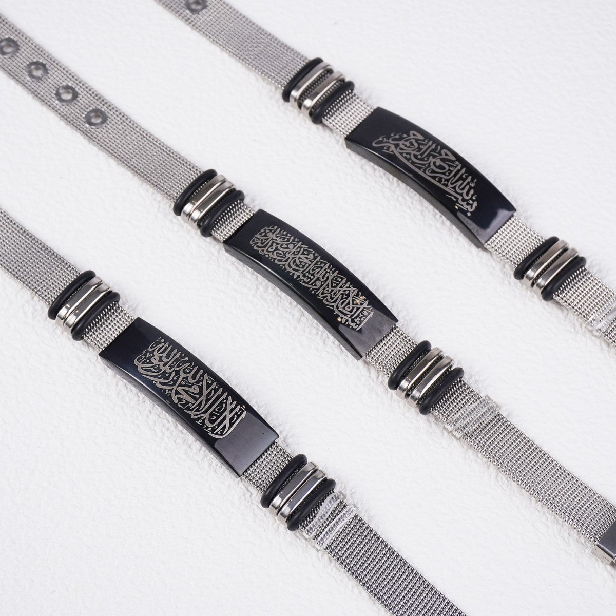 Bracelet en maille argentée à calligraphie islamique — Bracelet de prière musulman premium avec design en écriture arabe (MAC243)