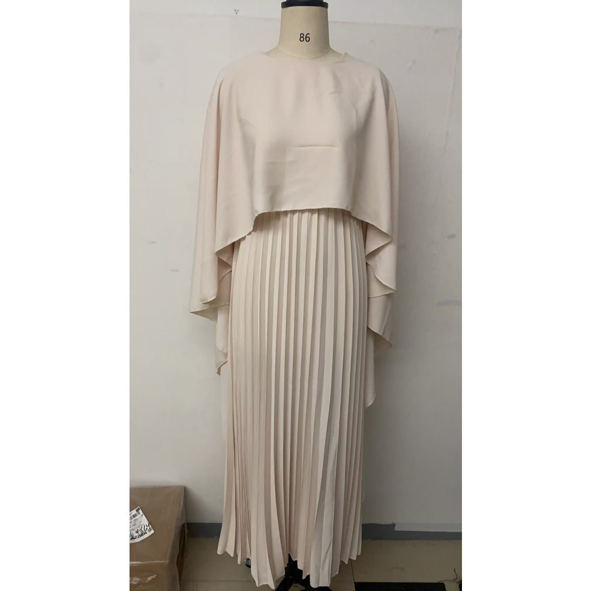 Robe Maxi Plissée à Manches Chauve-souris | Robe Cape Blanc Crème à Manches Cloche Spectaculaires (MA241)