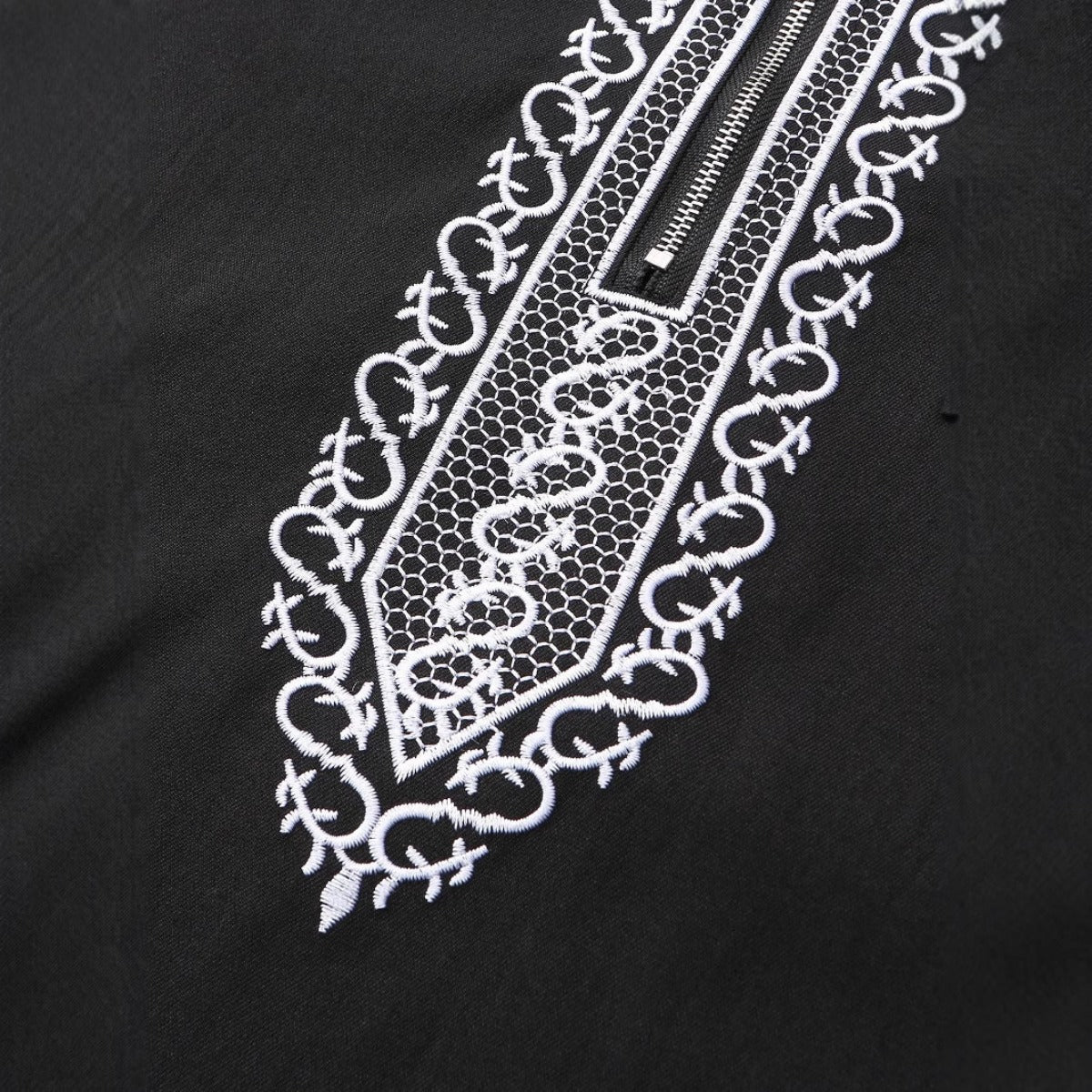 Thobe Robe pour Homme Premium avec Capuche, Coupe Ample de Luxe, Broderie et Calligraphie Islamique, Fermeture Zippée (MT024)