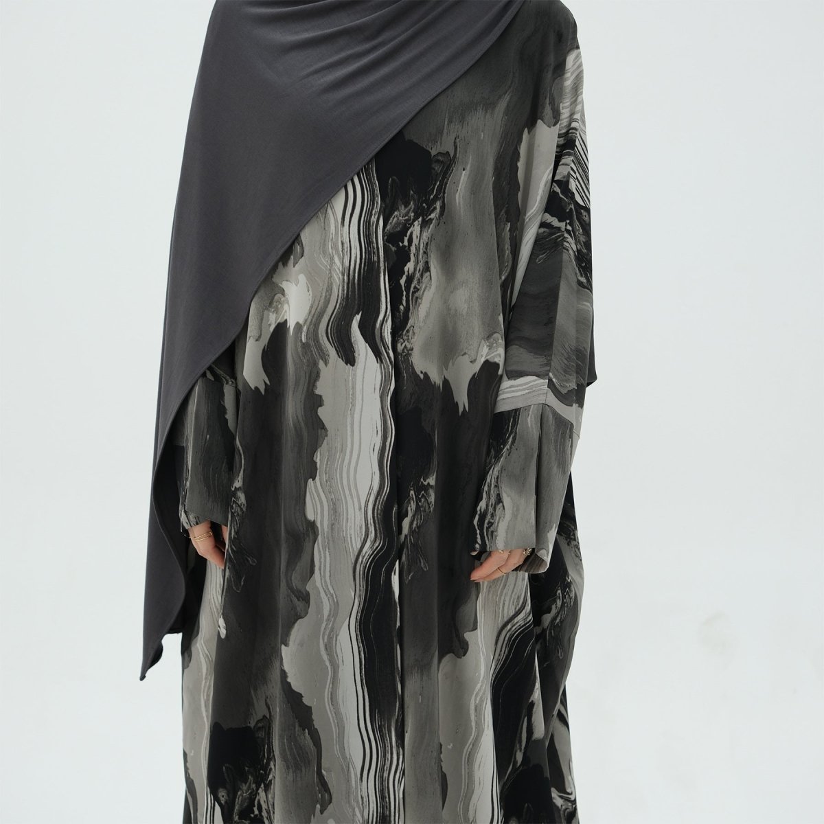 Cardigan Abaya imprimé élégant, motifs floraux géométriques artistiques, mode islamique modeste (MOA154)