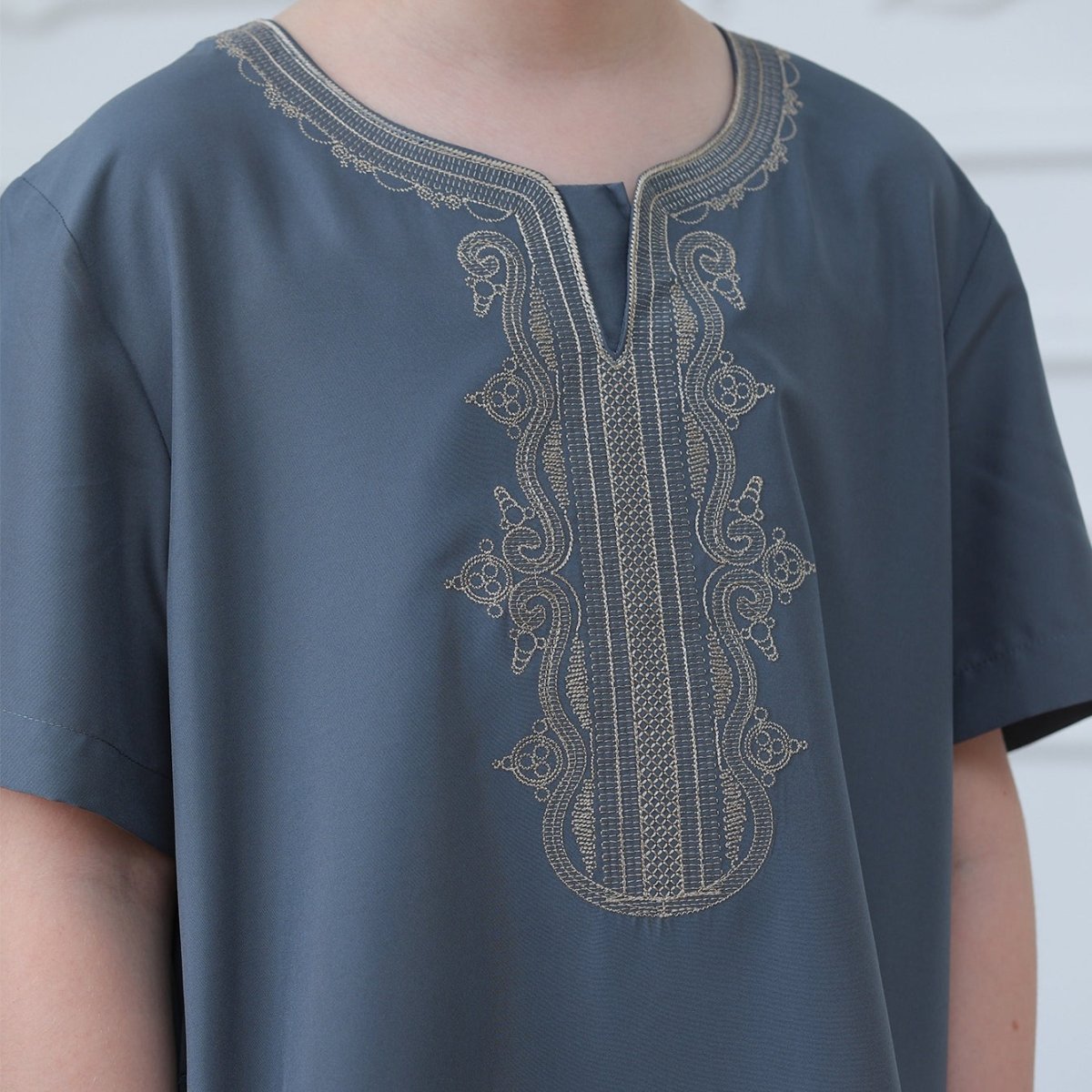 Qamis brodé pour garçons avec poches latérales (MKB029)